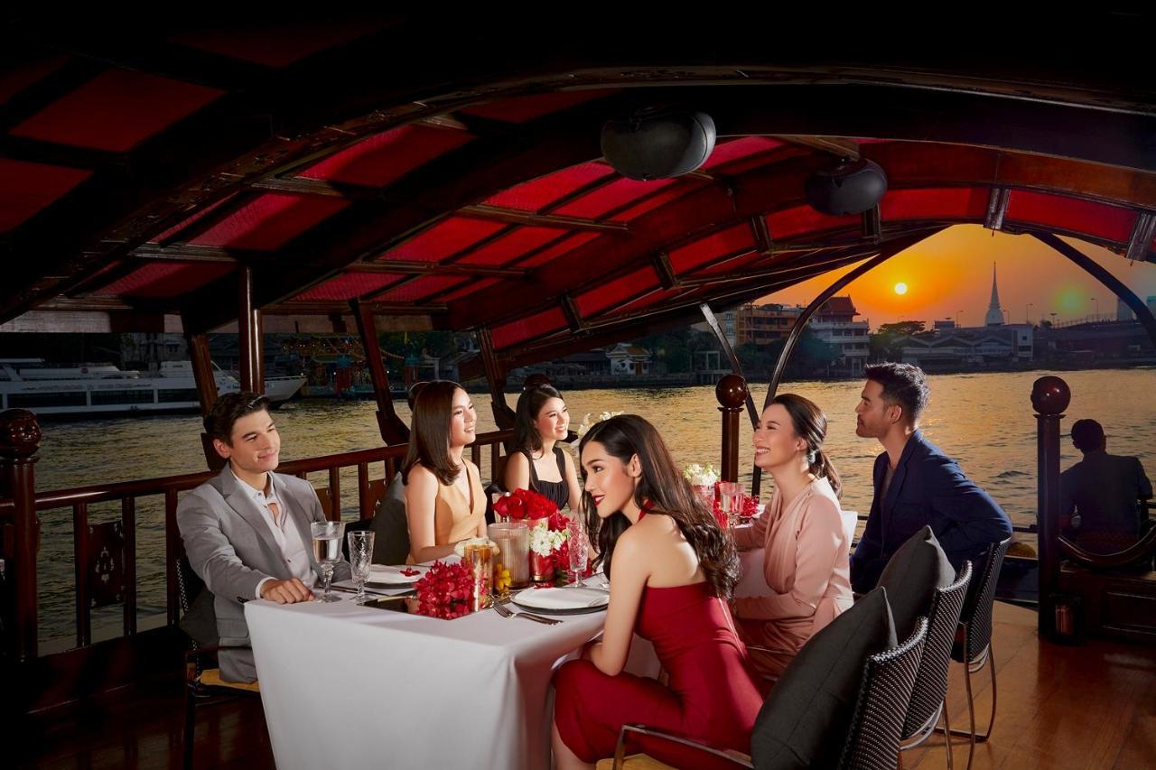 Anantara Riverside Bangkok Resort Dış mekan fotoğraf Thai people dining on a Chao Phraya River boat