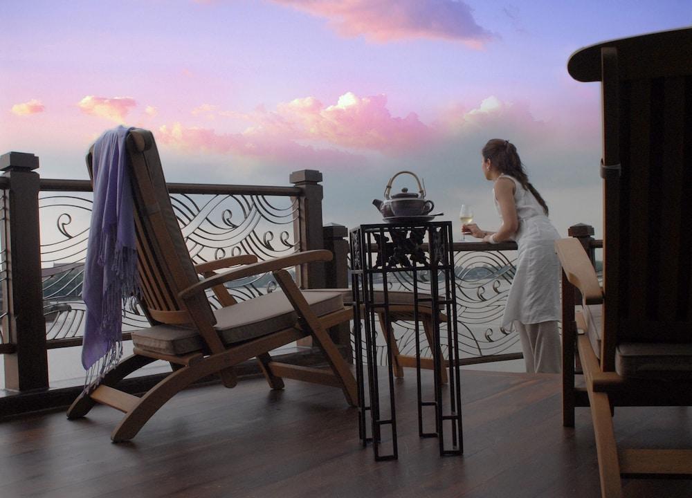 Anantara Riverside Bangkok Resort Dış mekan fotoğraf A balcony