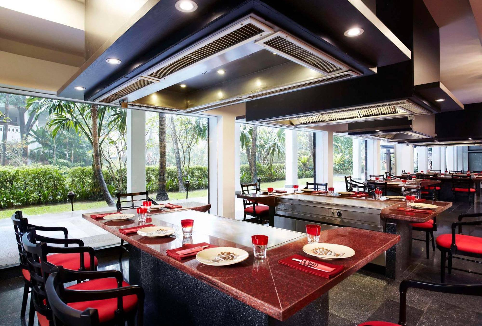 Anantara Riverside Bangkok Resort Dış mekan fotoğraf The interior of a typical restaurant