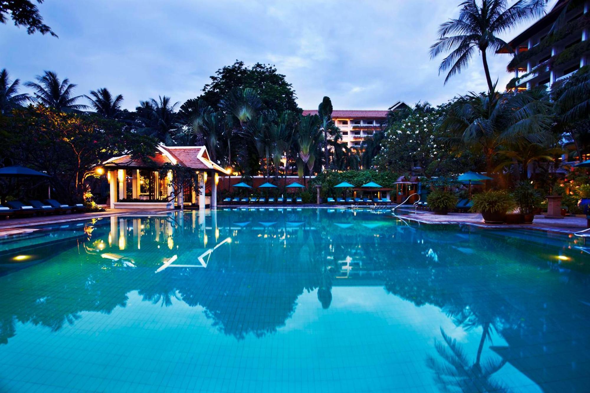 Anantara Riverside Bangkok Resort Dış mekan fotoğraf The pool at the Royal
