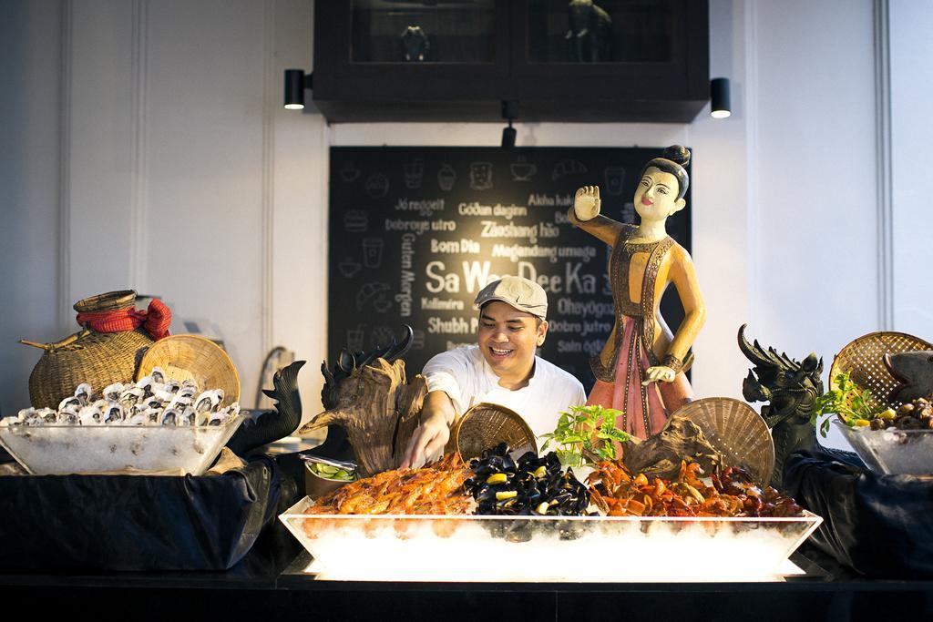 Anantara Riverside Bangkok Resort Dış mekan fotoğraf Seafood display at the hotel's restaurant, Sala Ka